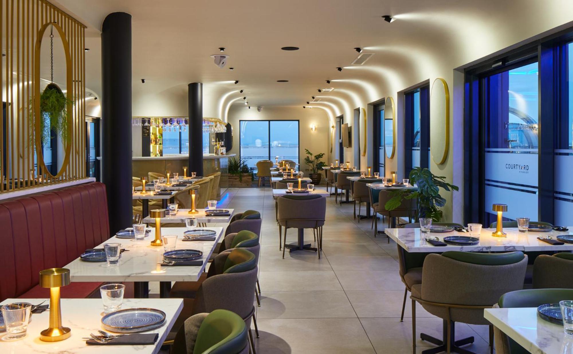 Courtyard By Marriott London Heathrow Airport Hotel Harlington  Ngoại thất bức ảnh