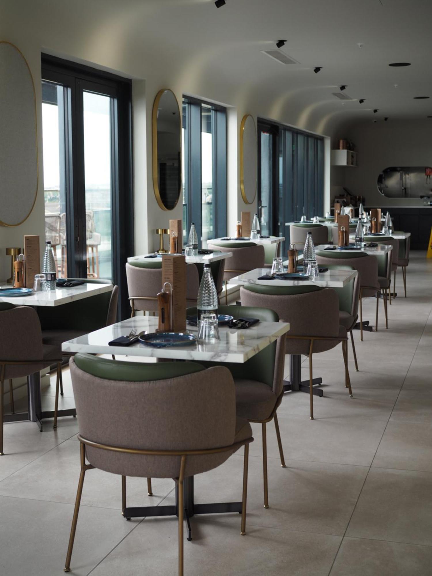 Courtyard By Marriott London Heathrow Airport Hotel Harlington  Ngoại thất bức ảnh